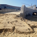 Чтобы подняться на галерею, ведущую к сердцу стройплощадки, нужно преодолеть песчаный барьер.