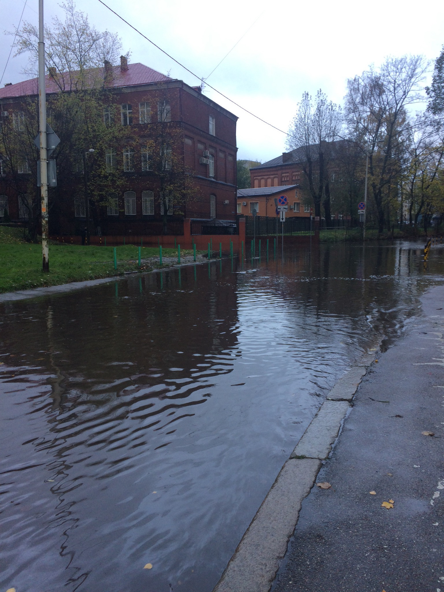 Калининград погрузился под воду (сообщения МЧС и горадминистрации,  изменения движения, снесен забор зоопарка, видео) | РуГрад.еу —  Калининградский деловой портал