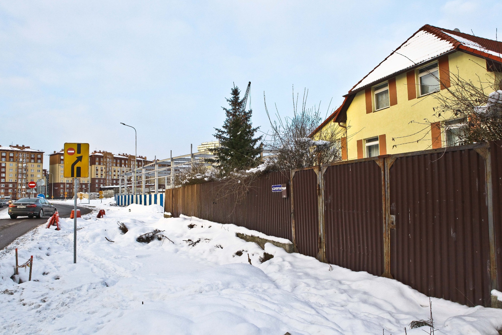 У дома под снос на Восточной эстакаде строят «культурно-досуговый центр»  (фото) | РуГрад.еу — Калининградский деловой портал