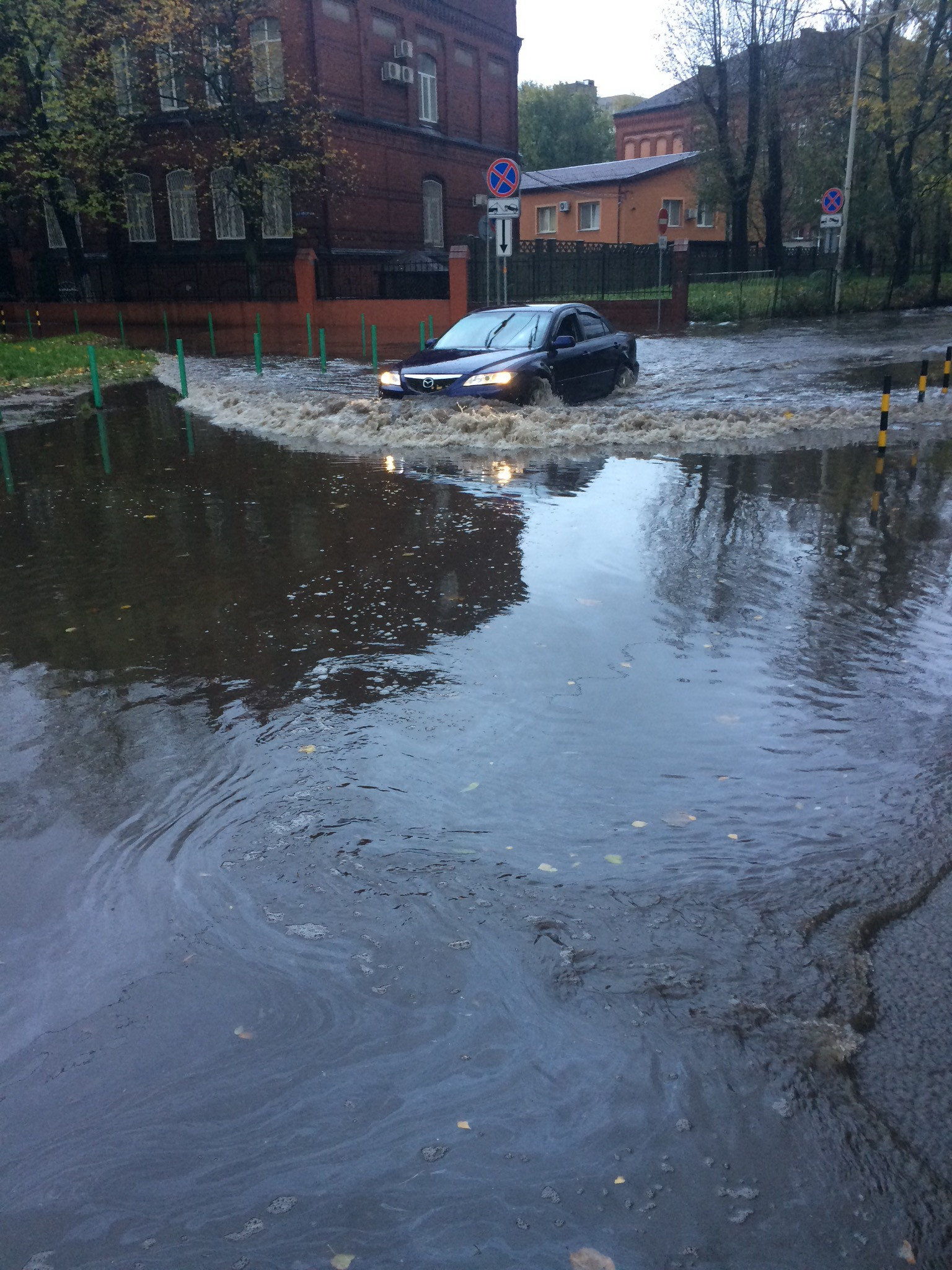 Калининград погрузился под воду (сообщения МЧС и горадминистрации,  изменения движения, снесен забор зоопарка, видео) | РуГрад.еу —  Калининградский деловой портал