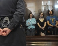 СК хочет осудить вандалов, протестовавших против суда над Пусси Райот