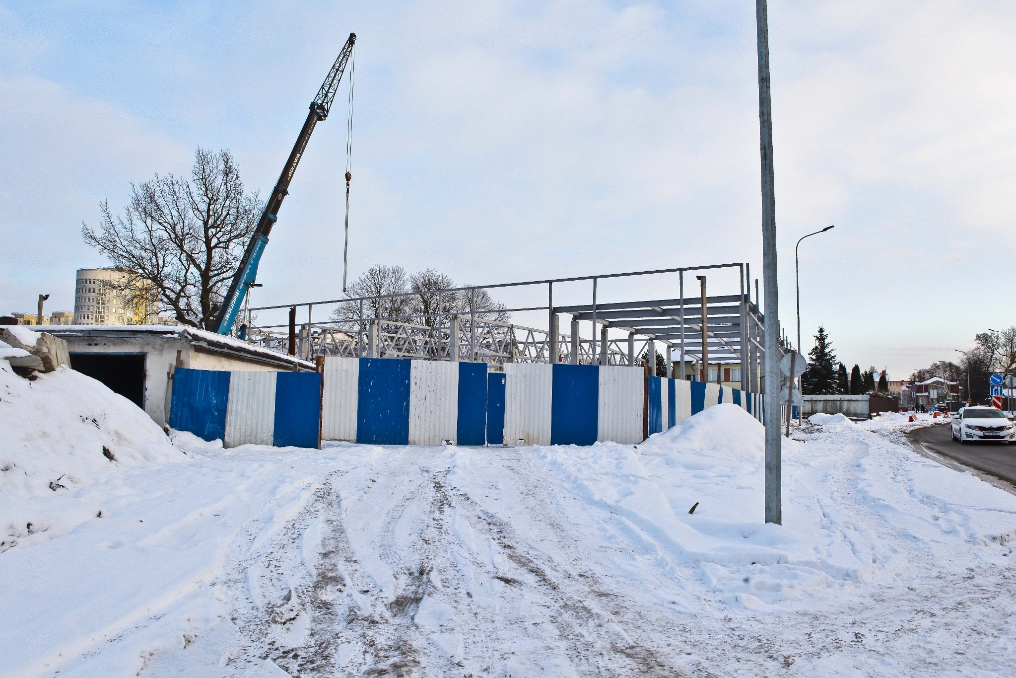 У дома под снос на Восточной эстакаде строят «культурно-досуговый центр»  (фото) | РуГрад.еу — Калининградский деловой портал