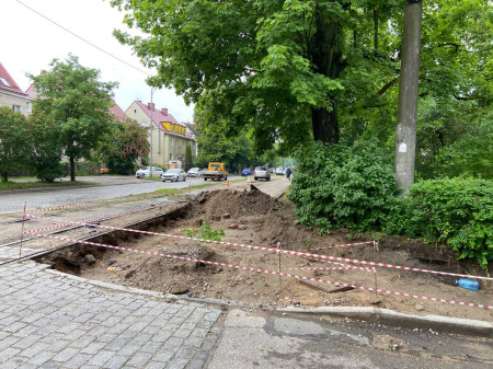 Часть тротуара разрушили, чтобы сделать новый тротуар