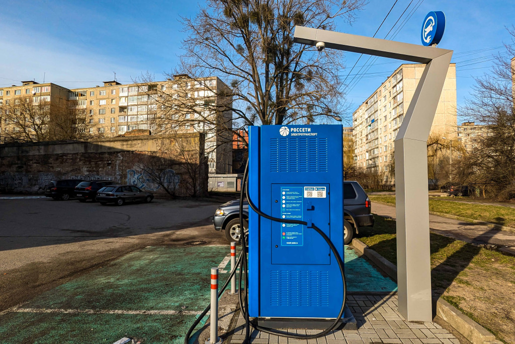 MP4_электромобиль,зарядная станция,зарядка,мариупольская 14,россети,электрозарядка.jpg