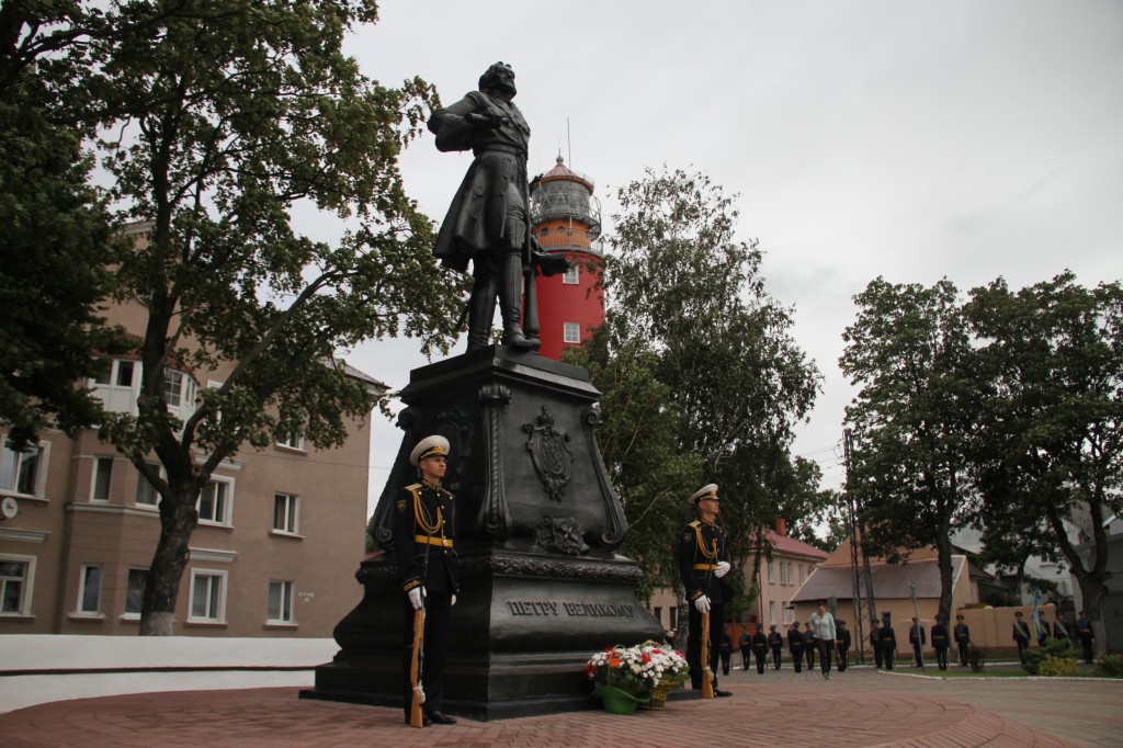 балтийск, памятник петру.JPG