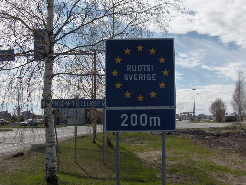 Swedish_border_sign_Tornio.JPG