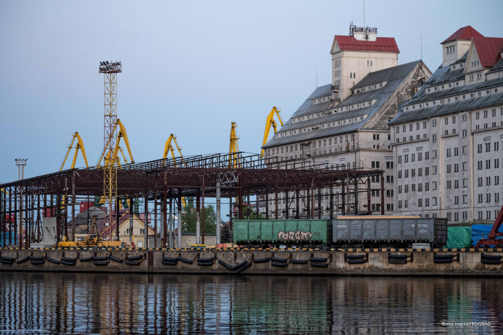 DSC_6505 портовый элеватор,морской порт калининград,логистика,грузоперевозки,краны,железнодорожные вагоны.jpg