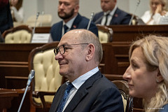 Заксобрание «застроили» под «Единую Россию»